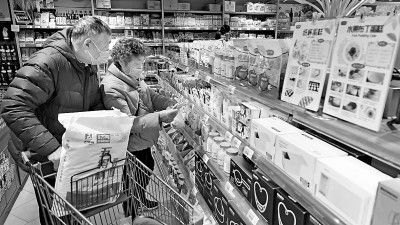 規(guī)范老年消費市場 銀發(fā)經(jīng)濟興起, 適老 更要 護老