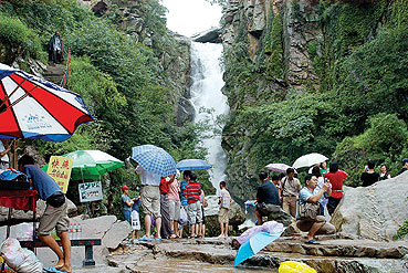 連云港漁灣風景區 飛瀑流泉引客來，自然勝境展新顏
